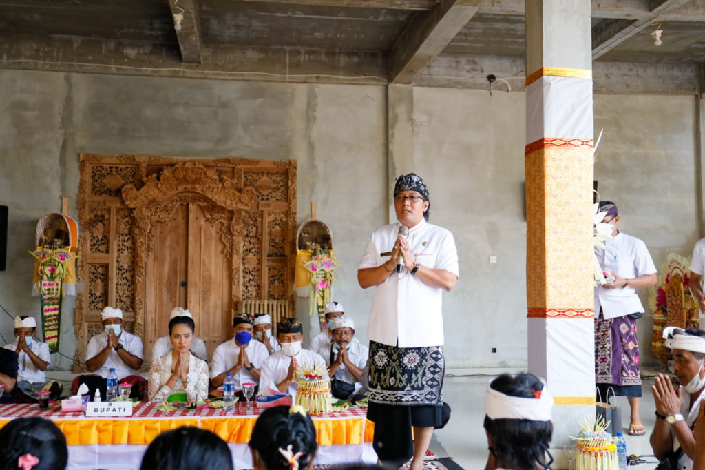 Bupati Giri Prasta Apresiasi Krama Br. Bedauh, Carangsari, Guyub Laksanakan Karya Memukur di Tengah Pandemi, Dengan Tetap Patuhi Prokes